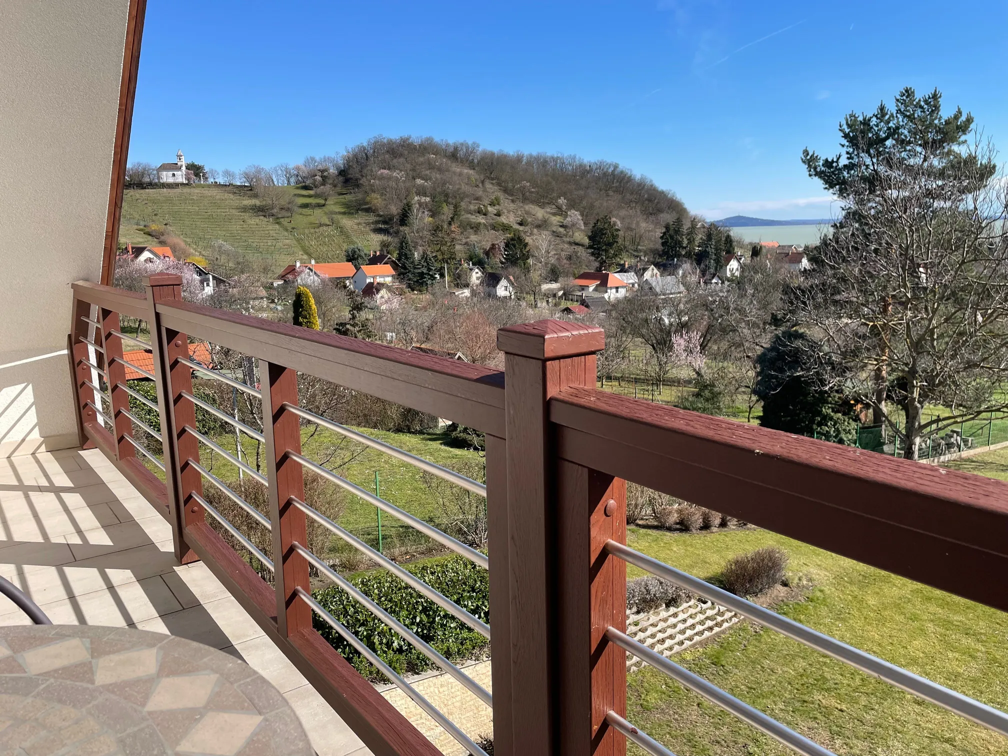 Tetőtéri szoba erkéj kifelé