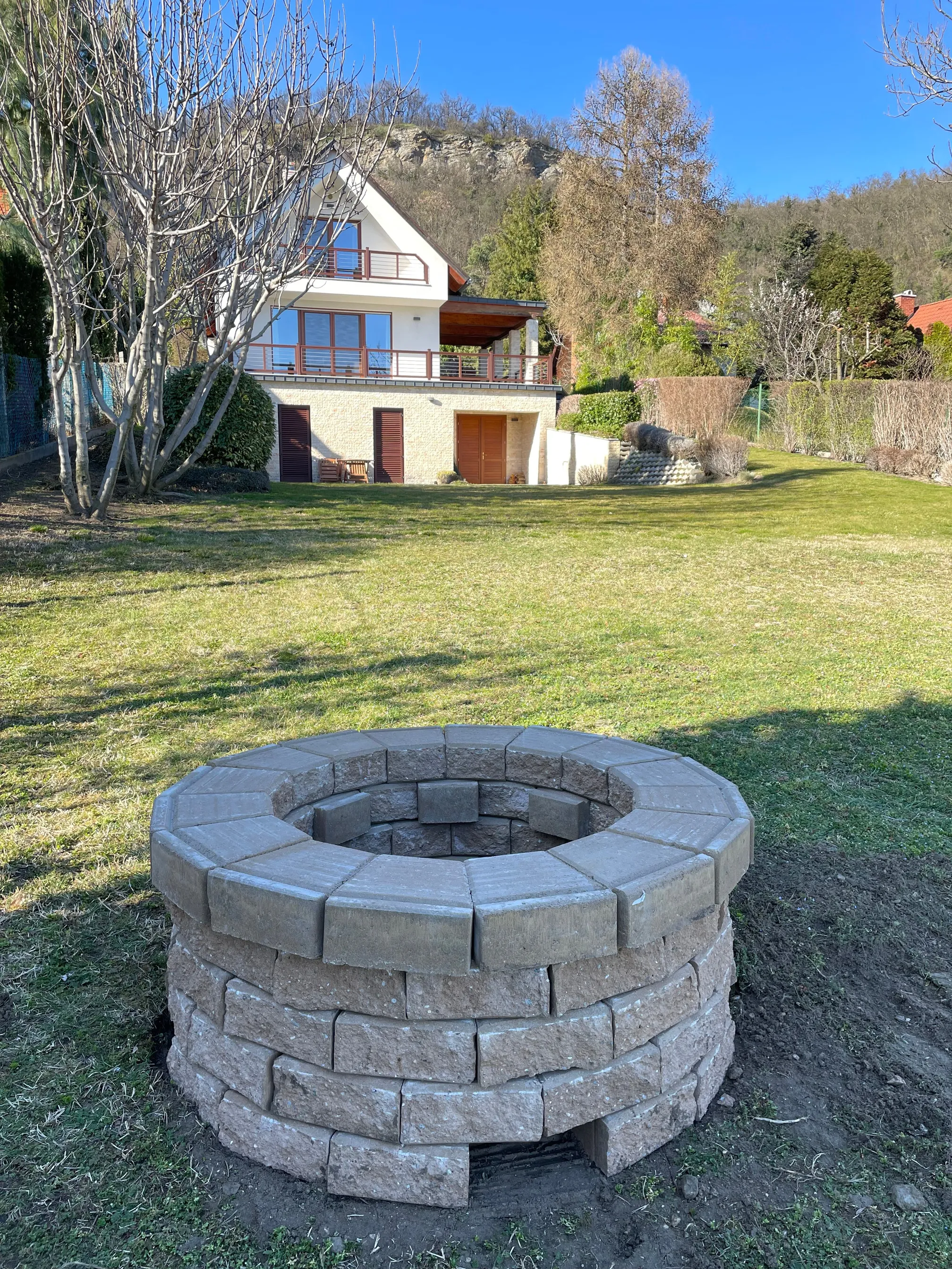 Bográcsozó tűzhely, háttérben a vendégház