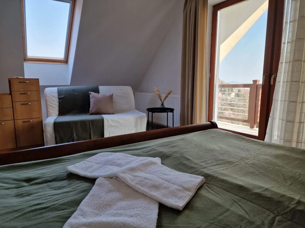 1. Tetőtéri szoba kanapé