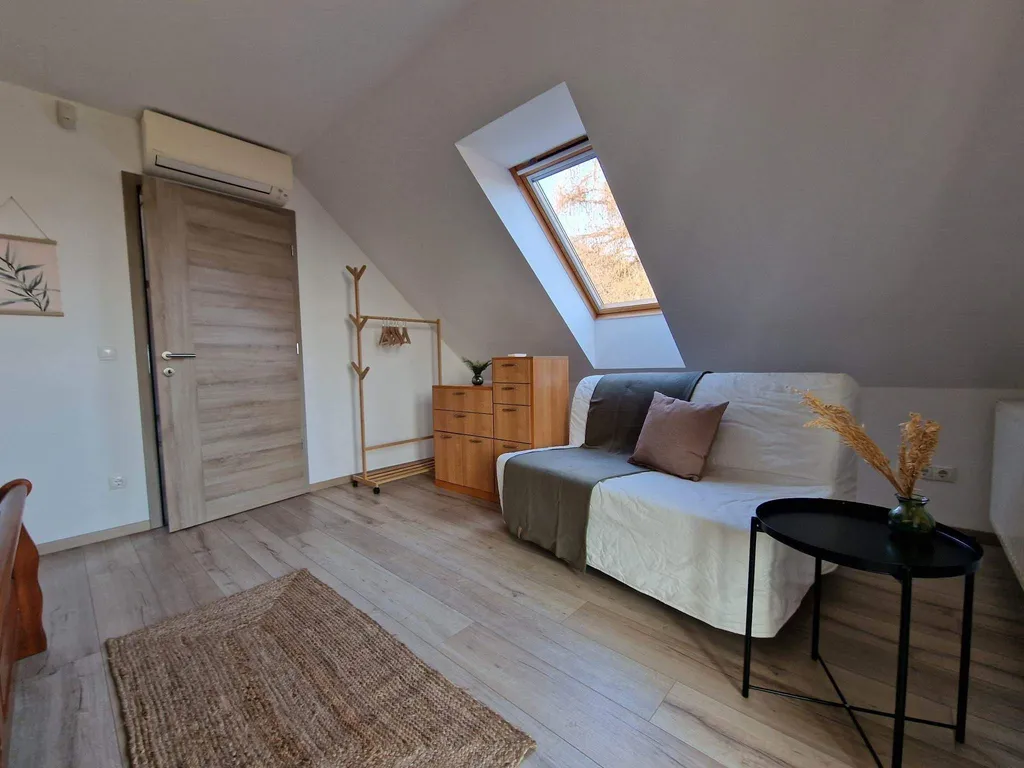 1. Tetőtéri szoba kanapé és ajtó