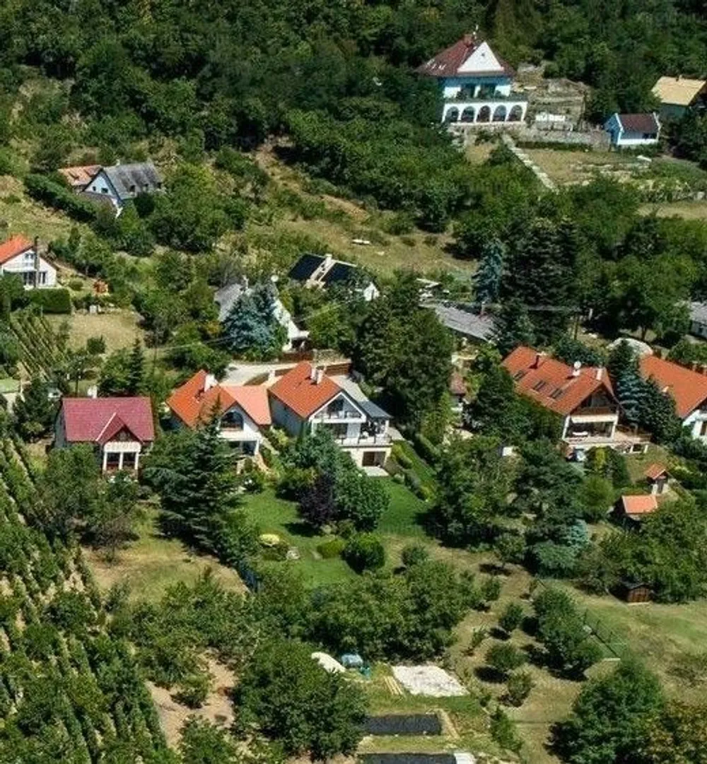 A vendégház, fölülről elölről